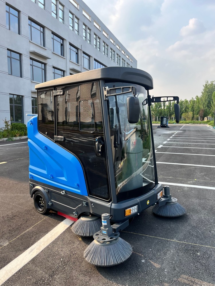 驾驶式扫地机：走进日常生活的机械化保洁工具